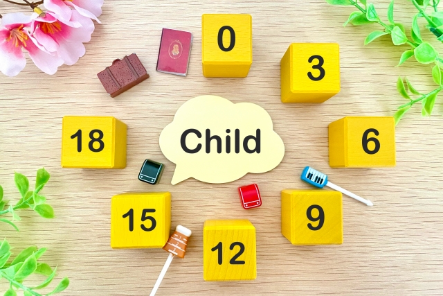 年齢を表す数字ブロックとchildの文字