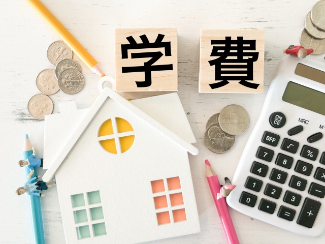 学費と家計をイメージした家型オブジェと電卓、硬貨の構成