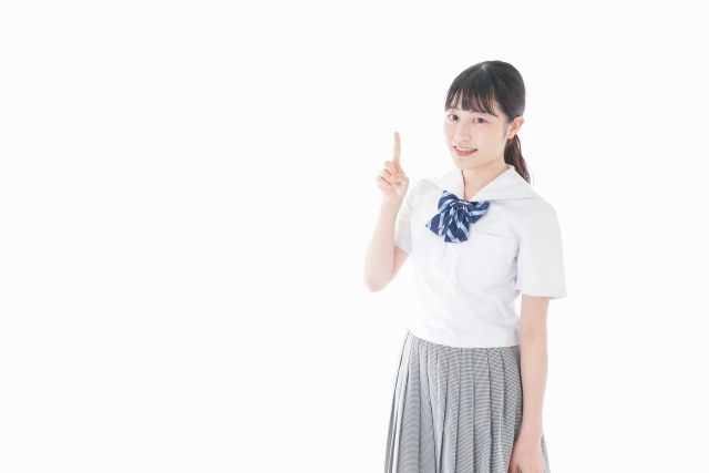 ポイントを説明する女子高校生風の制服姿