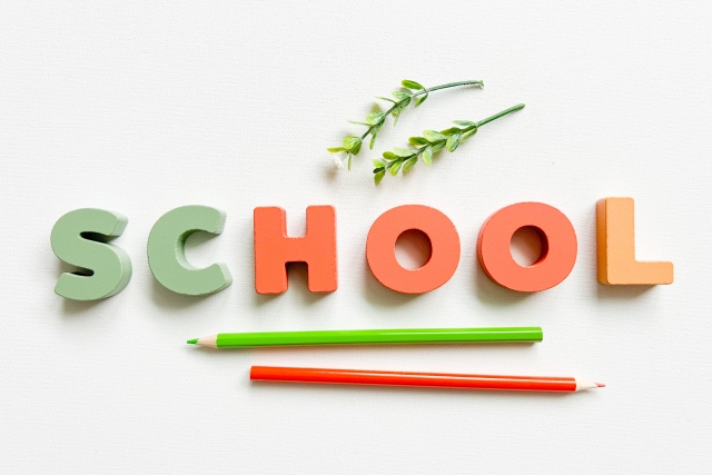 SCHOOLの文字と色鉛筆が並んだイメージ