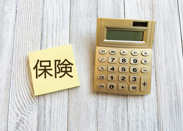 保険と電卓で計算するイメージ画像