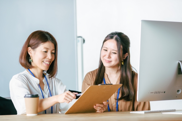 母子家庭のお母さんが職業訓練の相談を受けている様子。支援員が給付金や訓練制度の説明をしている場面。