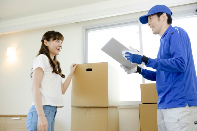 母子家庭の引っ越しで引越し業者に見積もり相談をする女性。公的貸付や助成制度を活用して引っ越し費用を抑える場面。