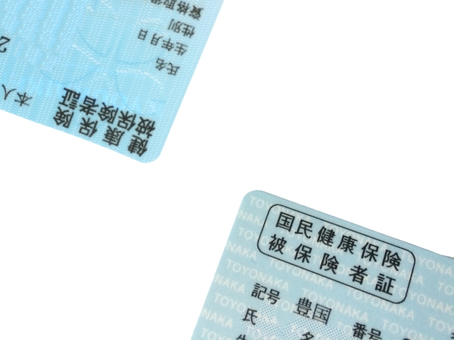 母子家庭で国民健康保険料が払えないときの保険証イメージ。減免や猶予の申請を検討しているシーンを表現。