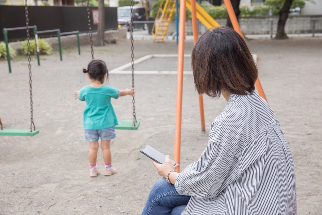 東京都で家賃支援を調べる母子家庭の母親と子ども。住居確保給付金や区の家賃助成制度を検討しているイメージ
