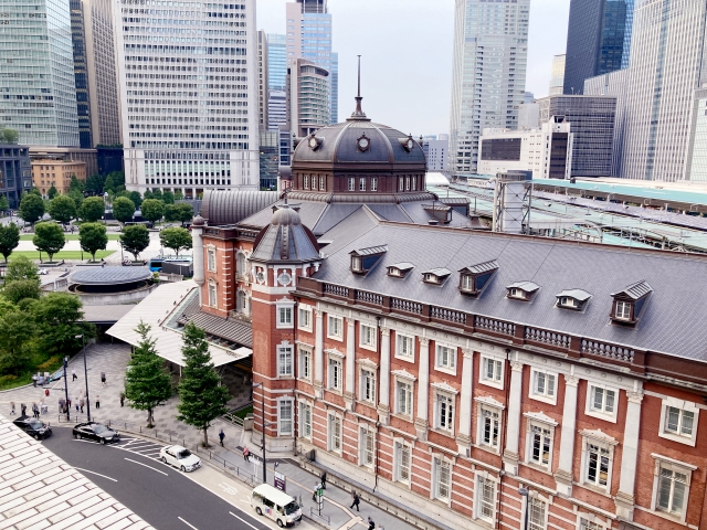 東京都内の街並みと東京駅丸の内駅舎。母子家庭が利用できる家賃補助制度の記事のアイキャッチ画像