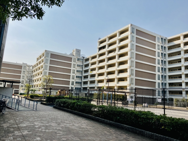 母子家庭も対象となる公営住宅の集合住宅外観。自治体が管理する中層の公営住宅団地の様子