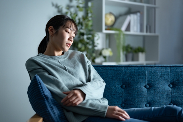 失敗してないのに夜になって落ち込む女性