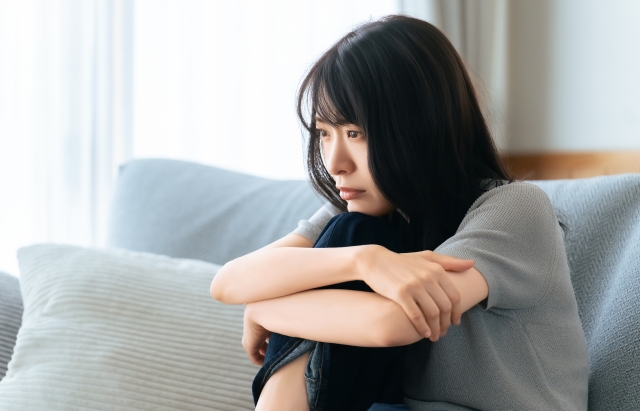 将来のことを考えると不安になってしまう女性