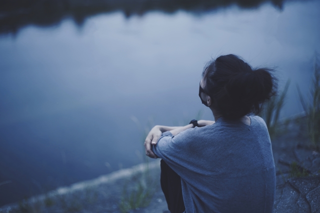 夜になると理由もなく不安になる女性